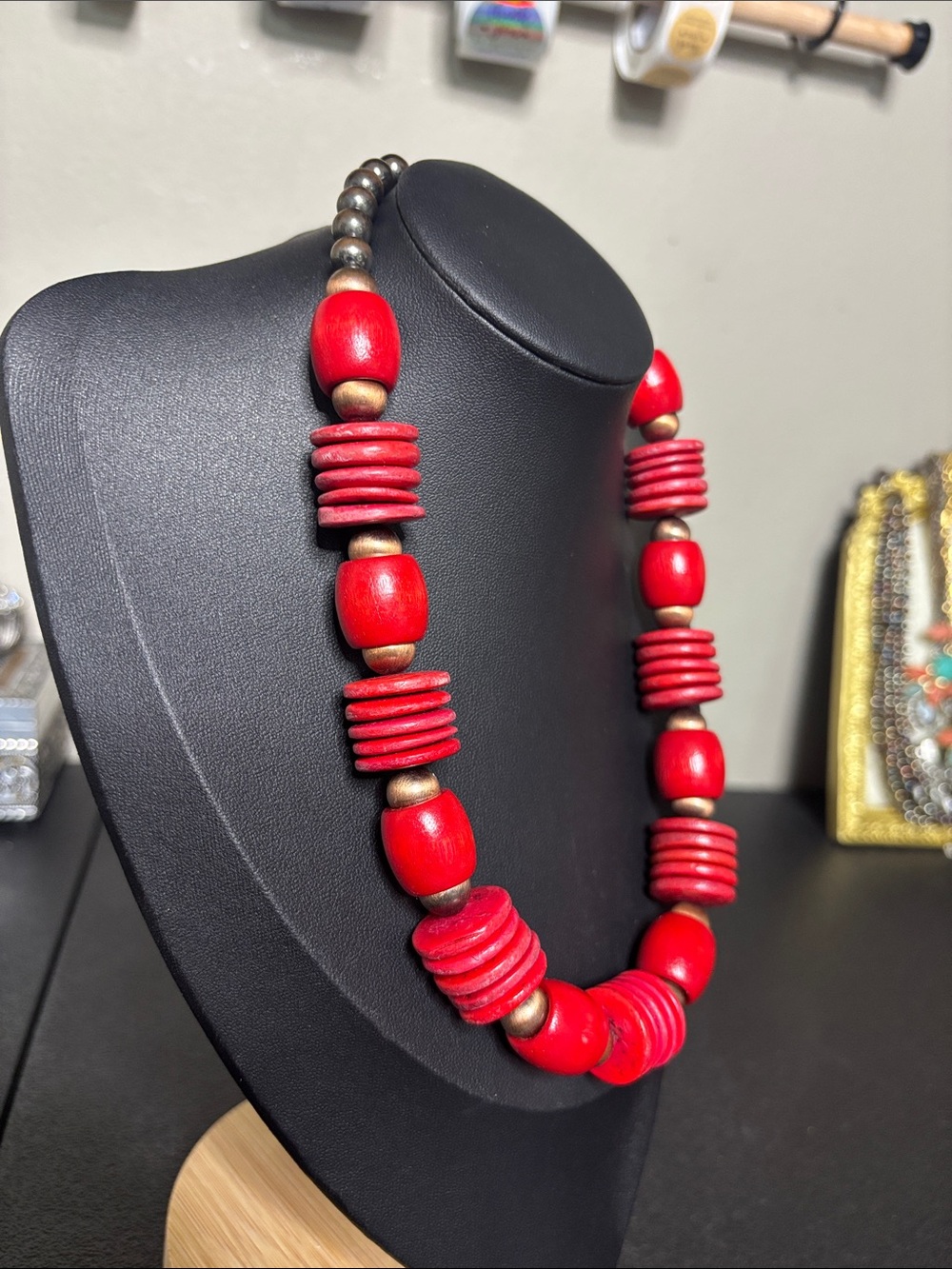 Vivian Vintage Chunky Bold Red Wooden Bead Statement Necklace - Picture 2 of 7